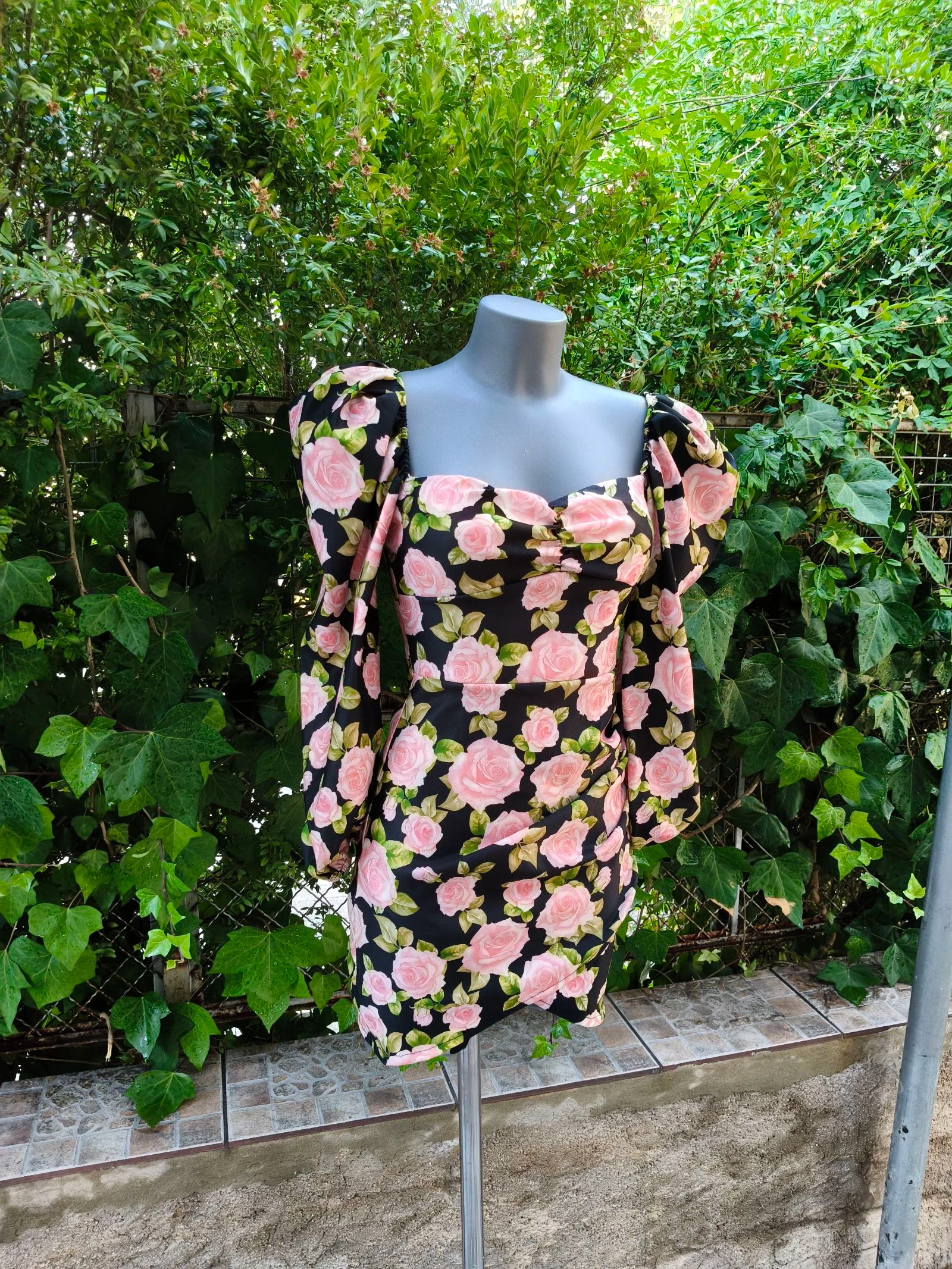 Robe courte fleurie avec manches bouffantes – photo 3